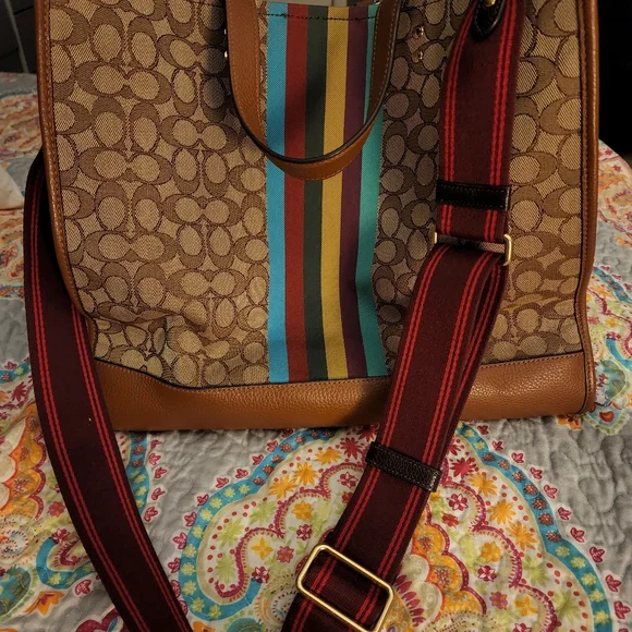 Coach Dempsey Tote 40 inch Signature Jacquard with Stripe and Coach Patch - Picture 3 of 7